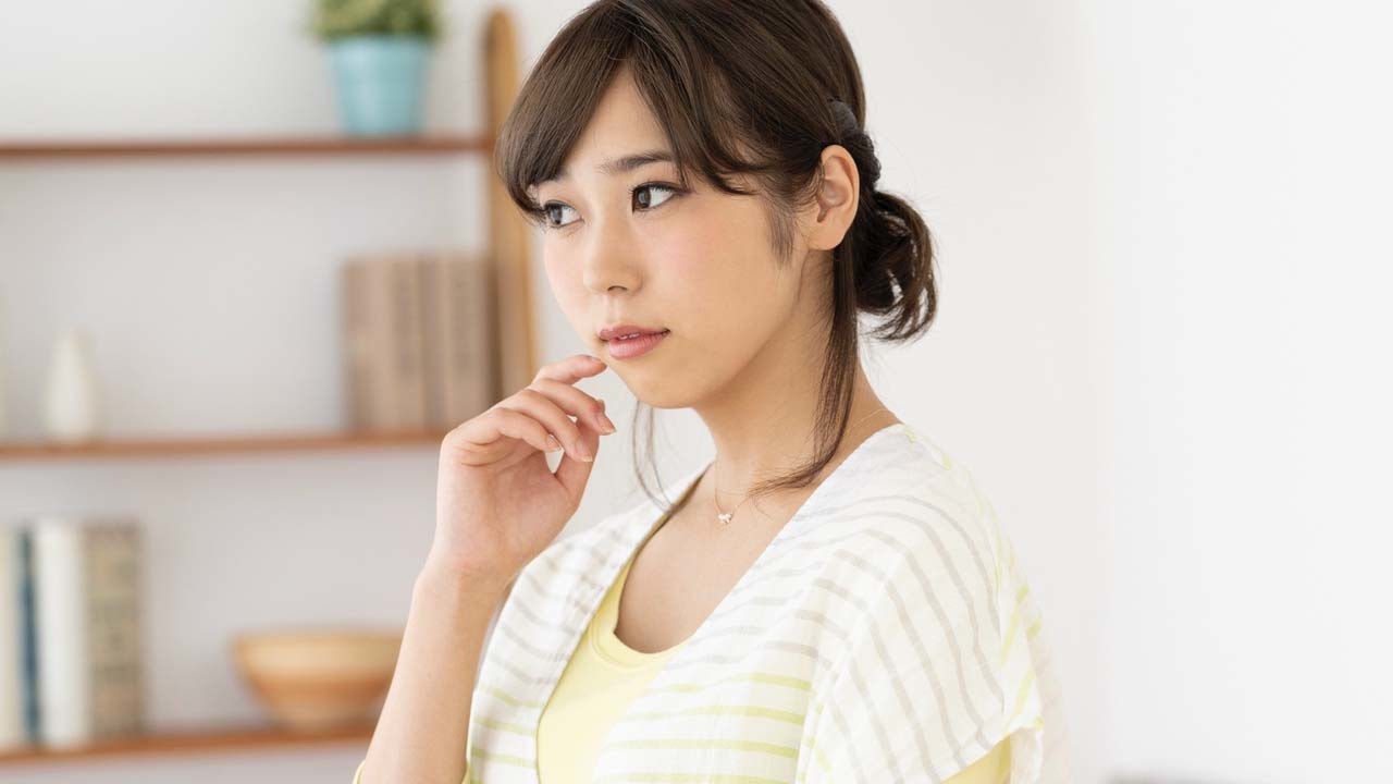 歯並びに悩む女性