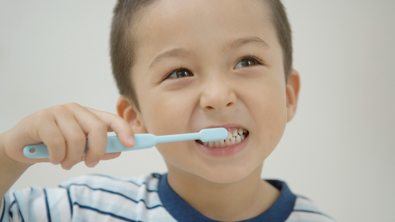 歯を磨く子供