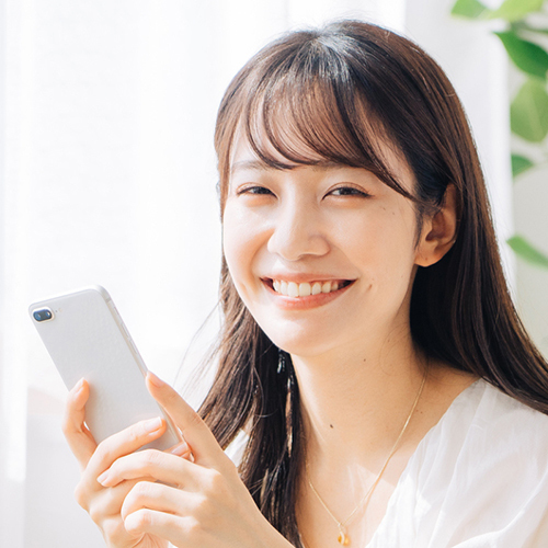 スマートフォンを持った笑顔の女性