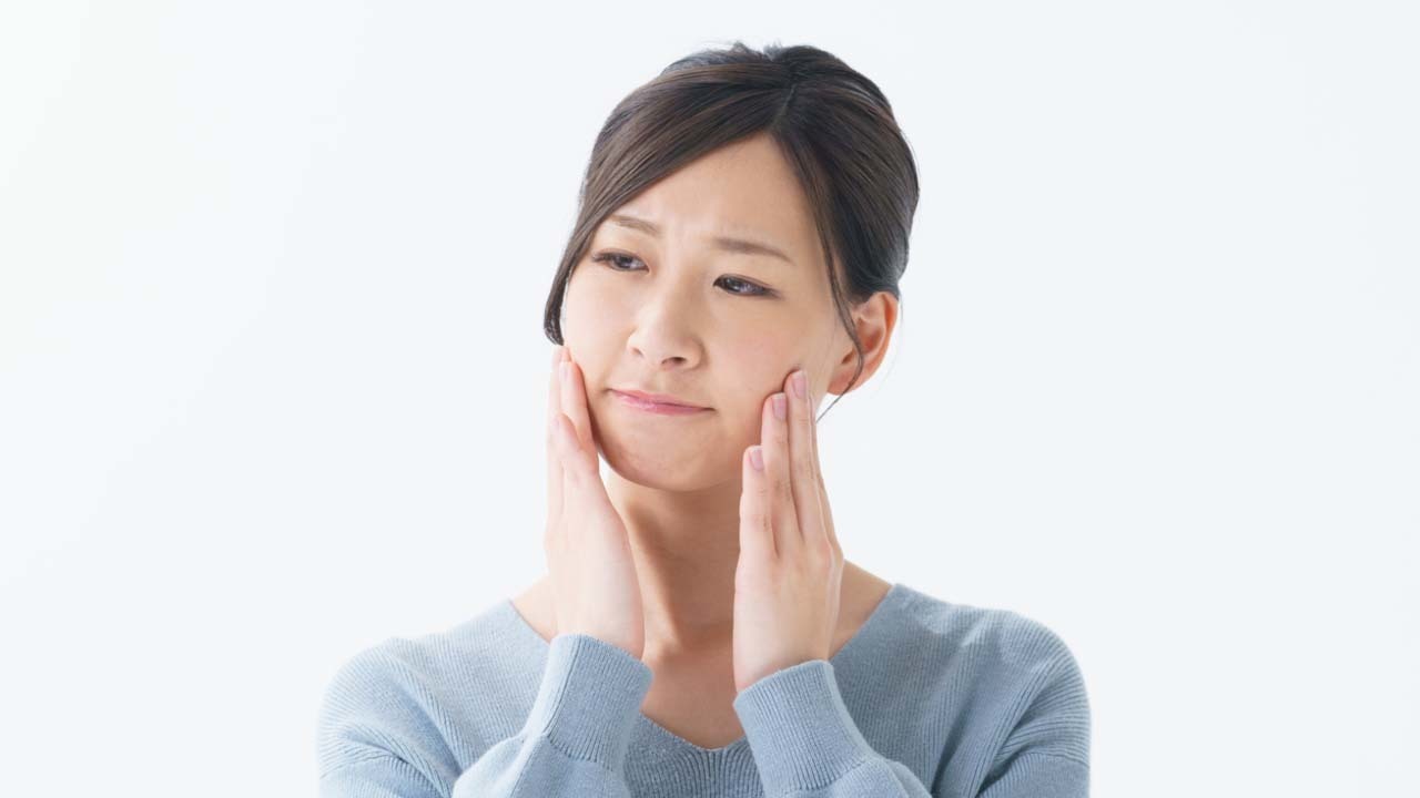 歯並びに悩む女性