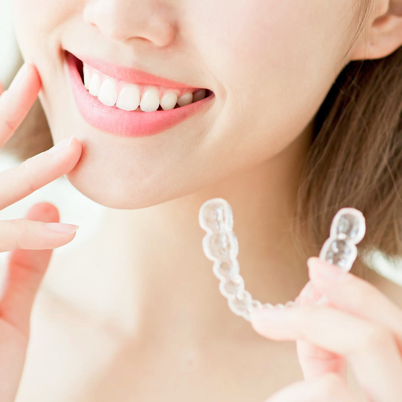 透明なマウスピースを持った女性